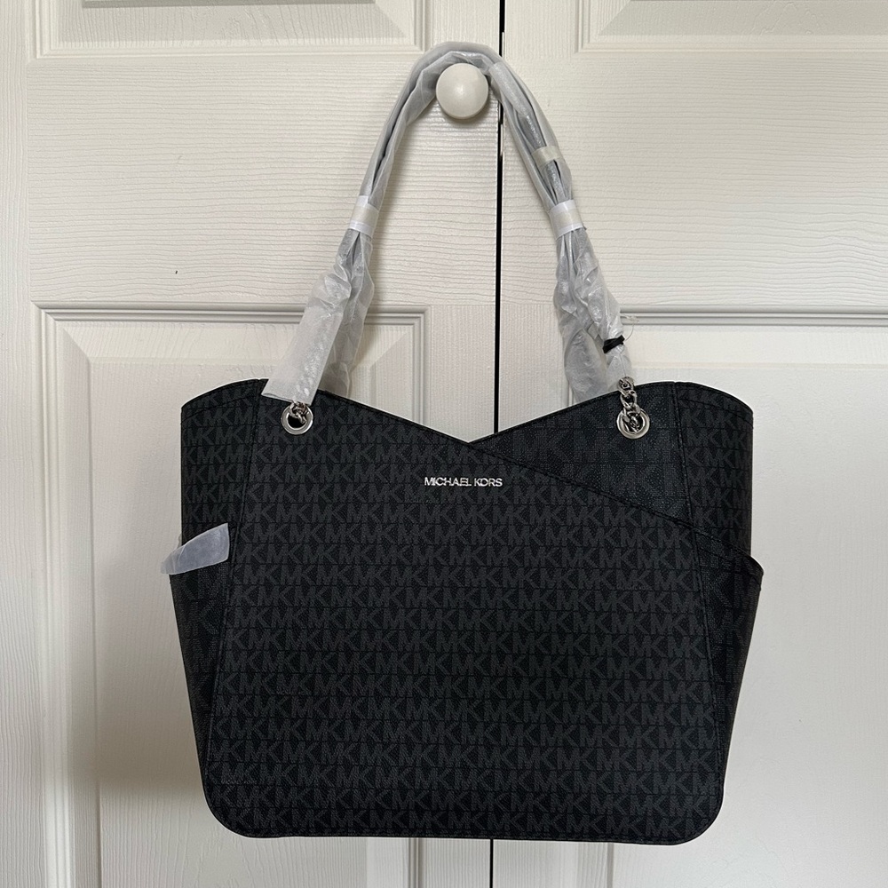 CLOSET CLOSING - OFFERS WELCOME! Michael Kors Jet Set Travel Logo Bag
